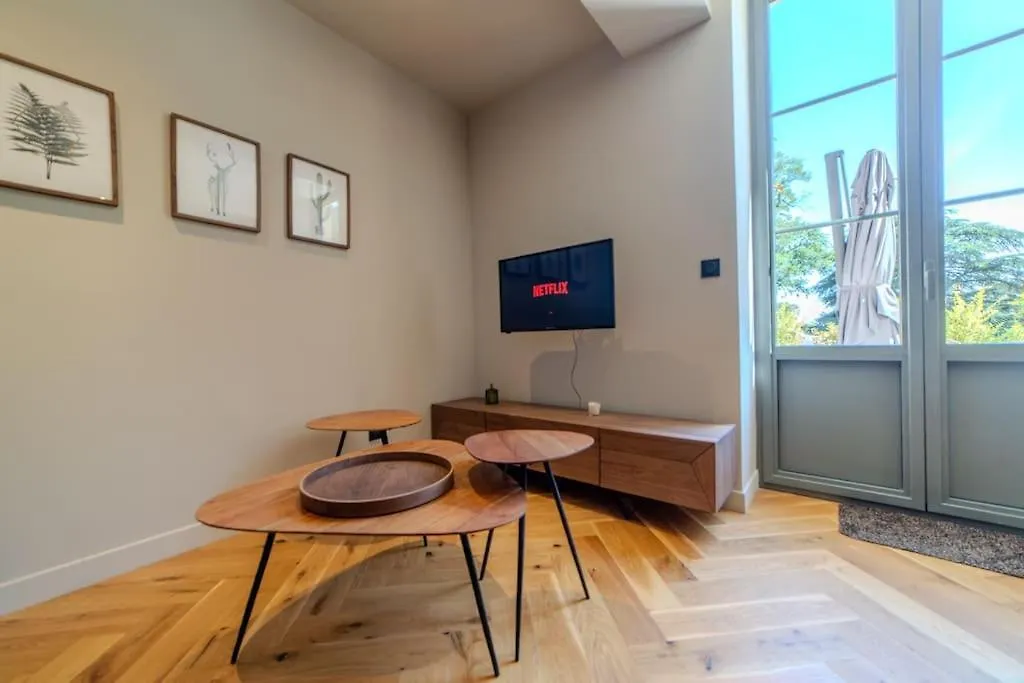 Le Charmant D'Ecully Logement Unique Avec Jardin A 10 Minutes De Lyon