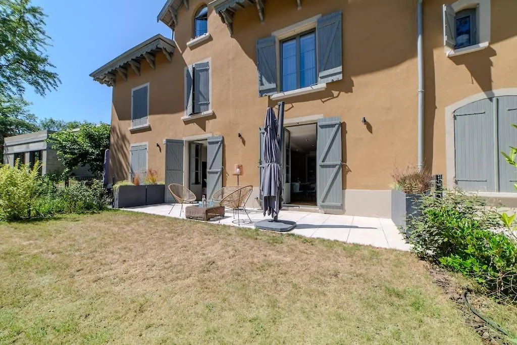Le Charmant D'Ecully Logement Unique Avec Jardin A 10 Minutes De Lyon France